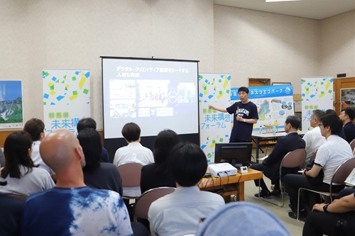 写真:プレゼンする山本知事
