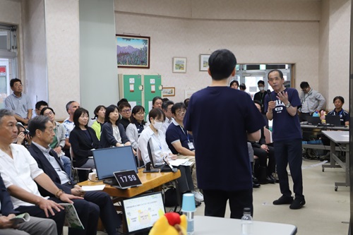写真:意見交換する山本知事と阿部町長