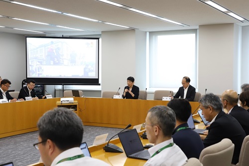 写真:あいさつする山本知事