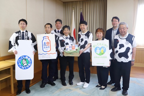 写真:記念撮影する出席者
