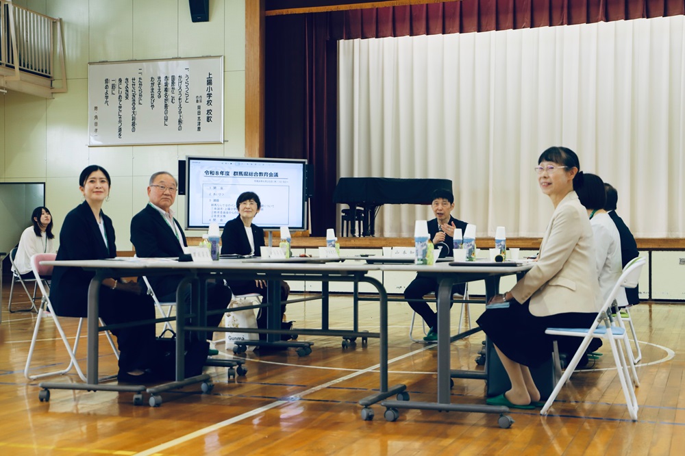 あいさつする山本知事