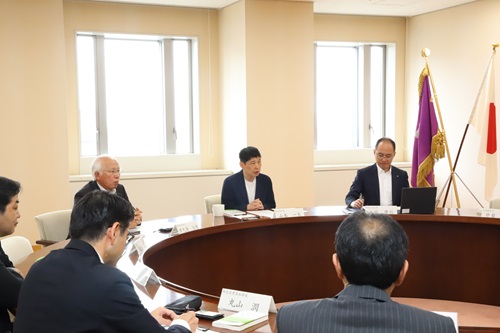 写真:挨拶する山本知事