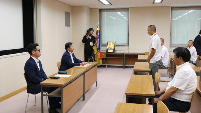 金井議長及び伊藤副議長へ決意表明を行う石田主将の写真