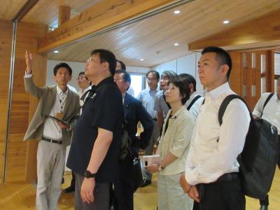 西粟倉村役場にて説明を受けている写真