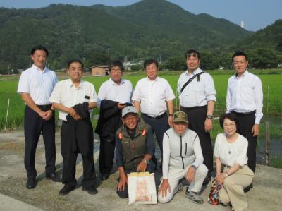 宮置土地改良区圃場での集合写真