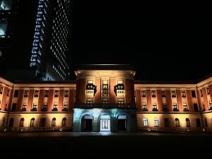 昭和庁舎のライトアップ写真
