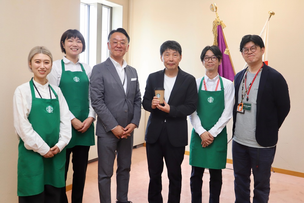 山本知事と出席者の記念写真