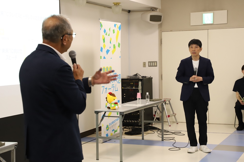 対談する山本知事