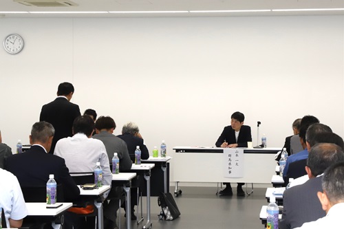 写真:意見交換会に出席する山本知事