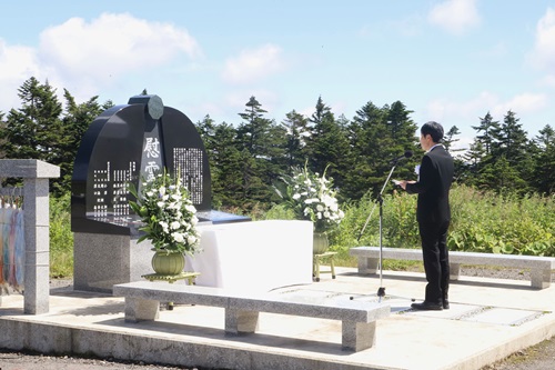 写真:追悼の辞を申し上げる山本知事