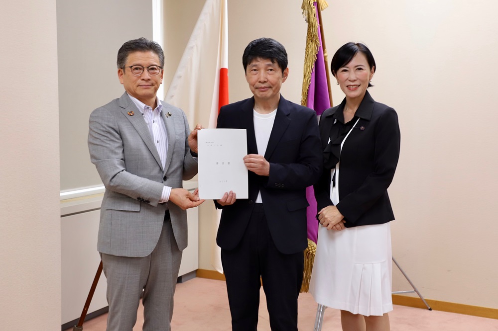 要望書を受け取る山本知事