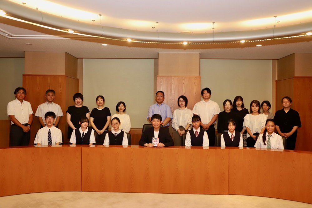 山本知事と出席者の記念写真