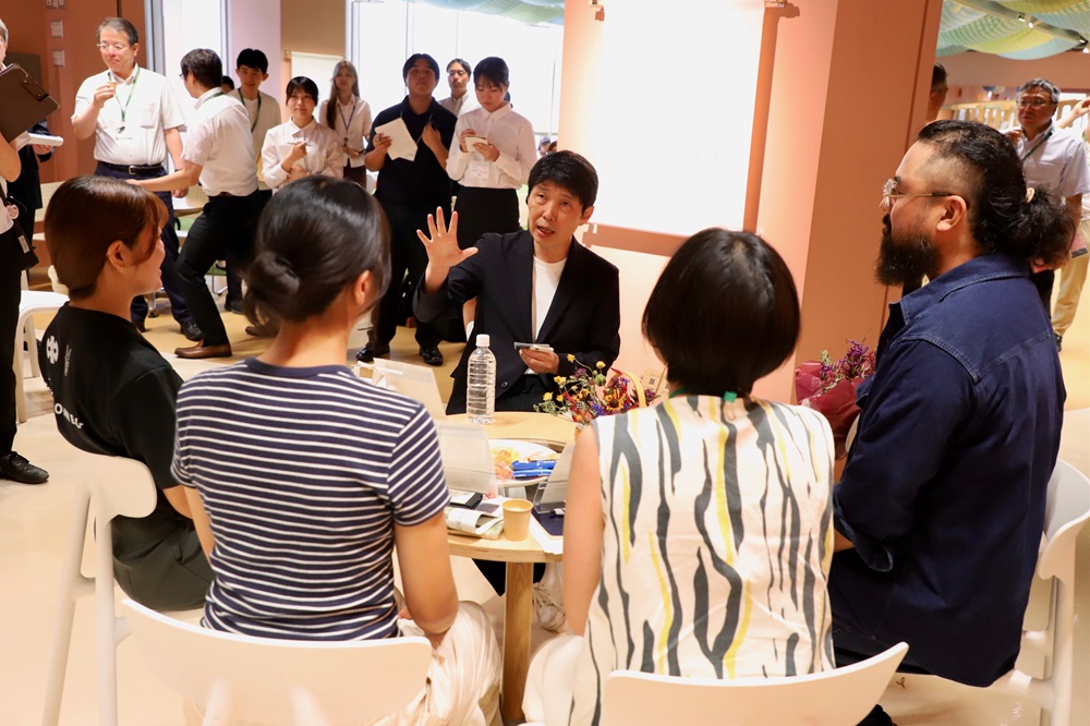 山本知事と地域おこし協力隊員との意見交換の様子