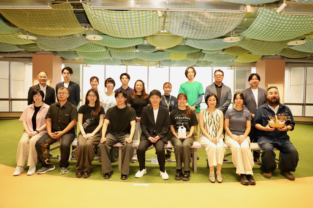 山本知事と出席者の記念写真