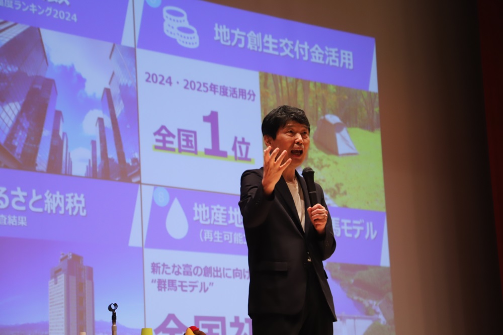 スピーチする山本知事