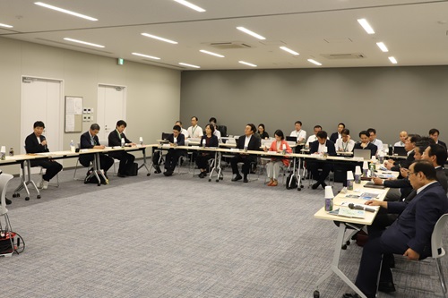 写真：挨拶する山本知事