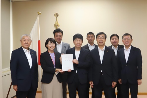 写真:要望書を受け取る山本知事