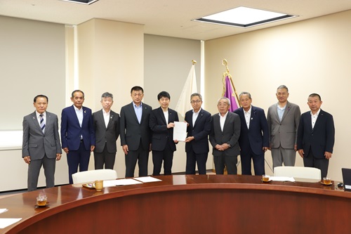 写真:要望書を受け取る山本知事