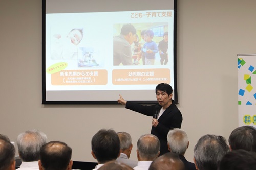 写真:プレゼンテーションを行う山本知事