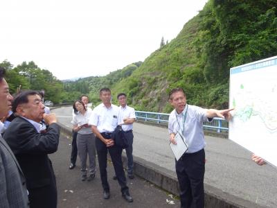 中止ダム（倉渕）予定地で説明を受けている写真