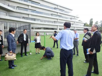 施設見学にて説明を受けている写真