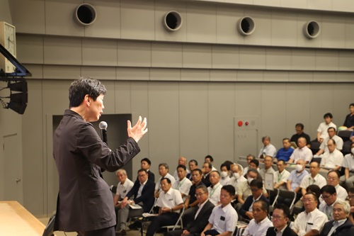 写真:プレゼンする山本知事