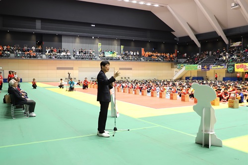 写真:あいさつする山本知事