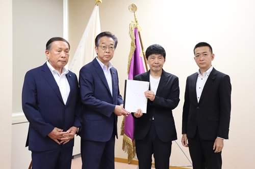 写真:要望書を受け取った山本知事