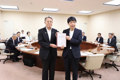 写真:要望書を受け取った山本知事