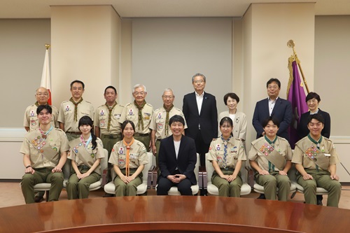 写真:山本知事と日本ボーイスカウト群馬県連盟の皆さま
