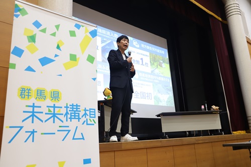 写真:プレゼンテーションを行う山本知事