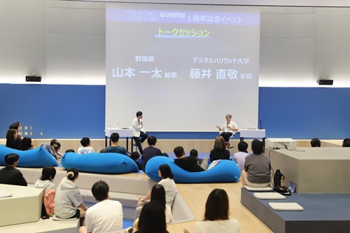 写真:トークセッションを行う山本知事と藤井学長