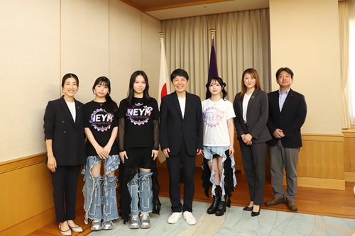 写真:山本知事と「NEYM(ネイム)」の皆さん