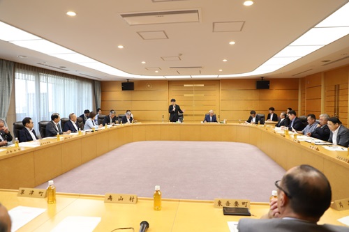 写真:あいさつする山本知事