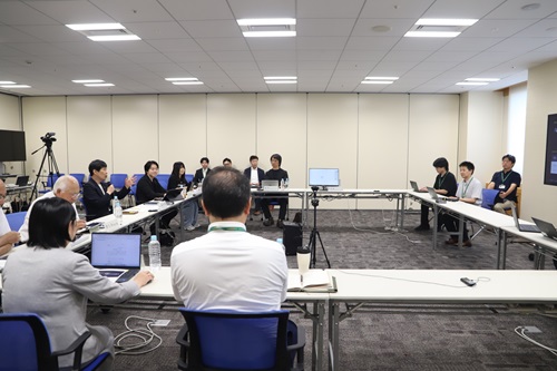 写真:プレゼンを聞いて意見を述べる山本知事