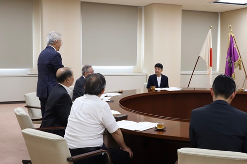 写真:あいさつを聞く山本知事