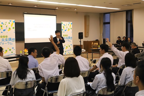 写真：質問を受ける山本知事