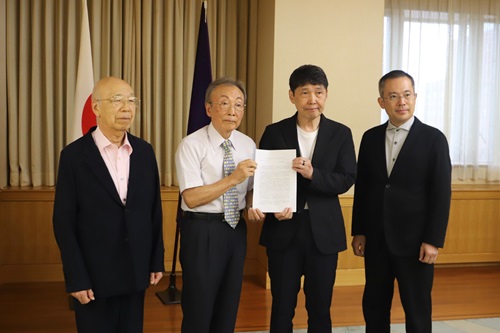 群馬県民会館ルネサンスの会から要望書を受け取った山本知事