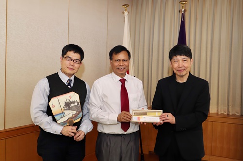 山本知事と出席者の記念写真