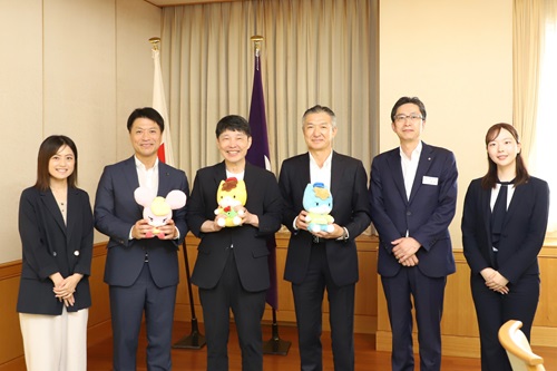 写真:山本知事と東京海上日動火災保険株式会社群馬支店の皆さん