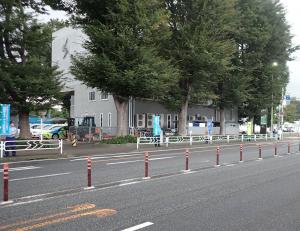 官民で連携した街頭啓発活動を行っている画像