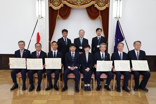 写真:記念撮影する出席者