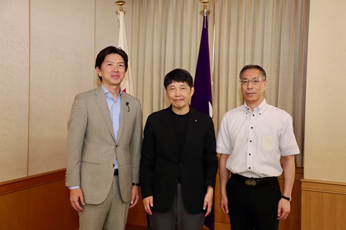 山本知事と出席者の記念写真