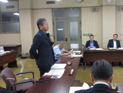 挨拶をする橋爪委員長