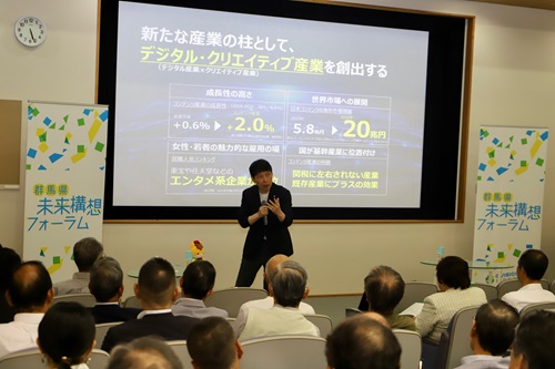 スピーチする山本知事