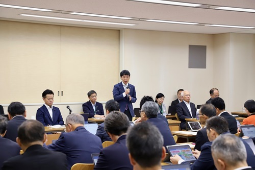 県議会議員に対して説明する山本知事
