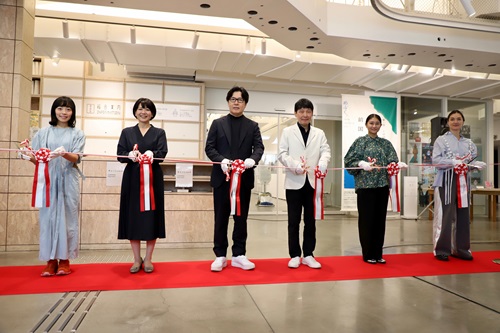 テープカットをする山本知事と関係者