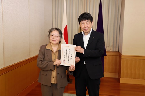 山本知事と出席者の記念写真