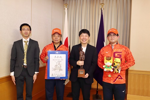 山本知事と出席者の記念写真