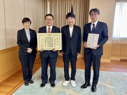 山本知事と出席者の記念写真